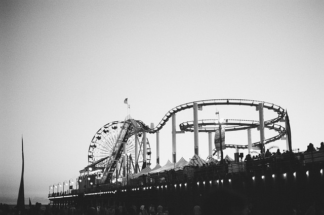 Assicurazione parchi a tema: rollercoaster in un parco tematico all'aperto