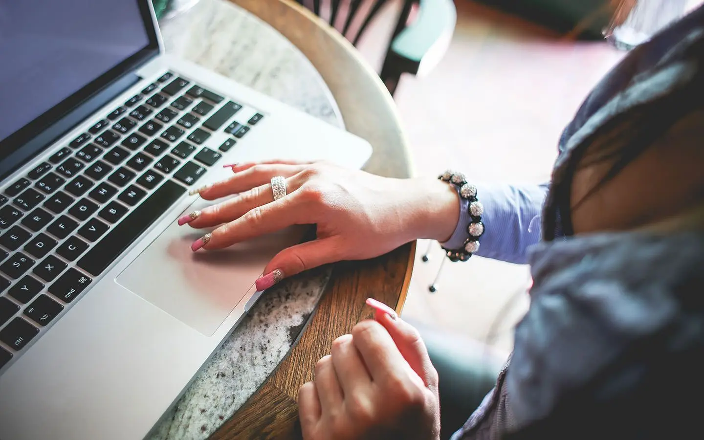Minacce cyber Italia: professionista monitora la sicurezza informatica aziendale su notebook