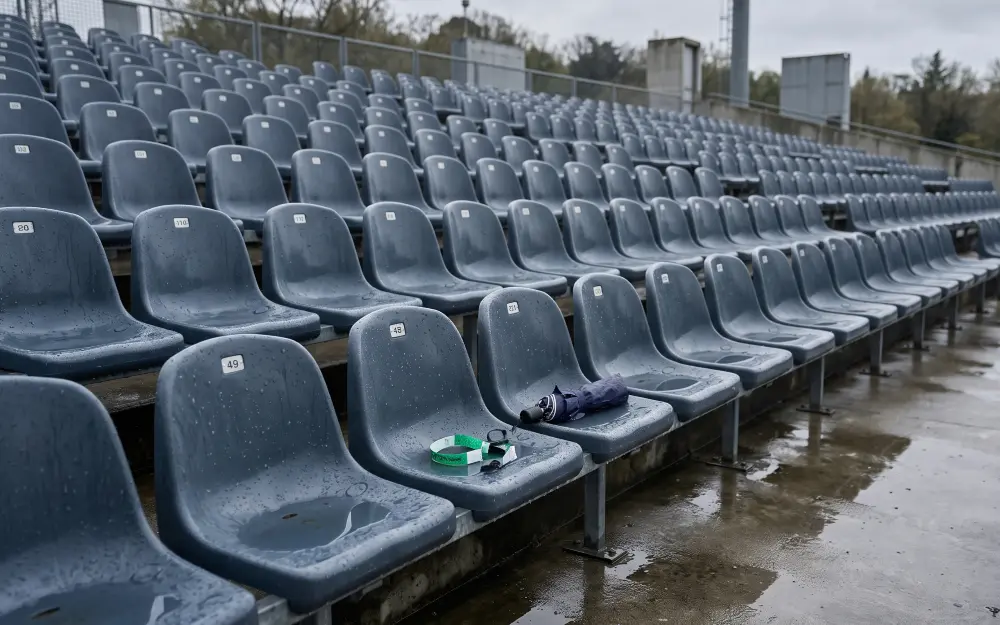 Sedute vuote di un evento all'aperto dopo l'annullamento per maltempo