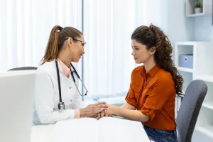 rc professionale medici - dottoressa con paziente