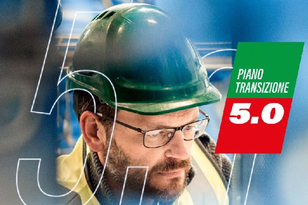 piano transizione 5.0 con operaio con casco