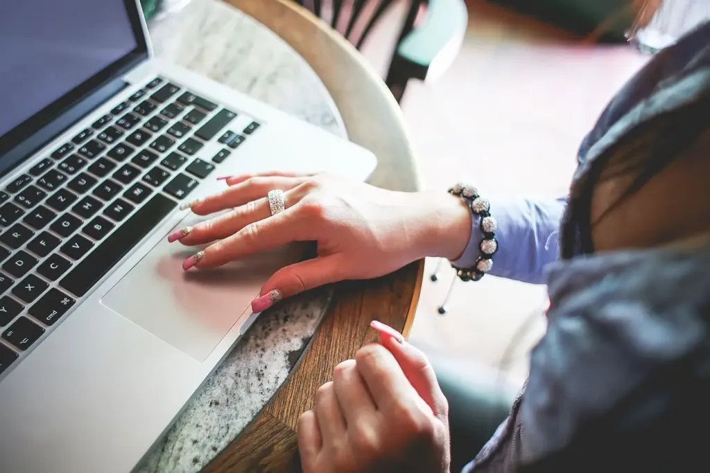Minacce cyber Italia: professionista monitora la sicurezza informatica aziendale su notebook