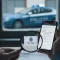 Truffe assicurative online: persona verifica polizza falsa con auto della polizia sullo sfondo