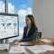 Credito commerciale e intelligenza artificiale: analista che monitora dashboard di rischio su monitor digitale