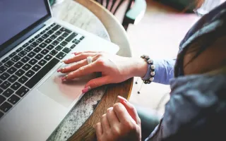Minacce cyber Italia: professionista monitora la sicurezza informatica aziendale su notebook