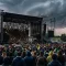concerti annullati 2026: palco vuoto sotto il temporale
