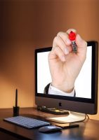 AlphabetCity racconta Pico Adviser: mano con pennarello che emerge dallo schermo di un iMac