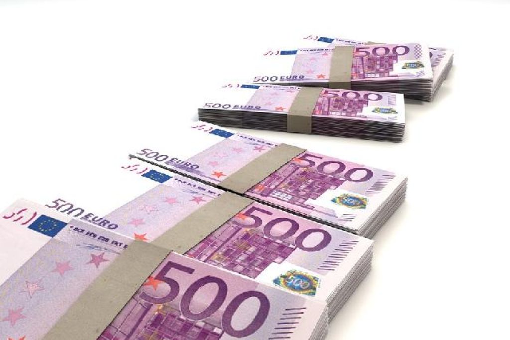 Pagamento bonus o vincite: mazzette di banconote simbolo di premi sportivi assicurati con polizza parametrica