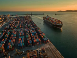 Assicurazione Credito - Porto commerciale italiano al tramonto con nave portacontainer — rischio credito PMI 2025