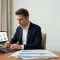 Allianz insolvenze 2026 — imprenditore analizza dati su rischio credito commerciale per PMI italiane